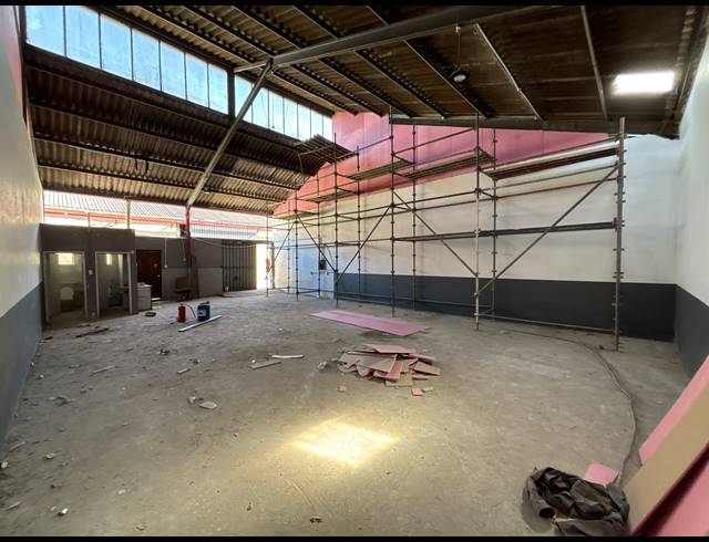 140M² WAREHOUSE TO LET IN EPPING INDUSTRIAL